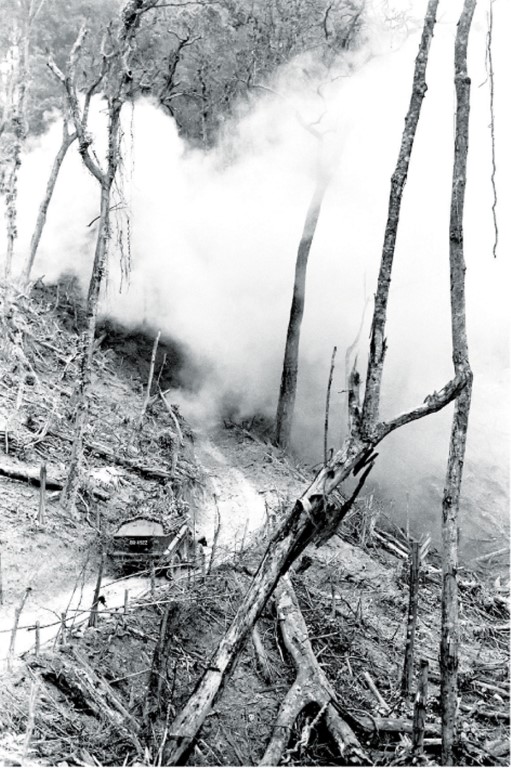 VƯƠNG KHÁNH HỒNG - Xe bọc thép phóng từ rà phá bom mìn trên trọng điểm Tây Trường Sơn
